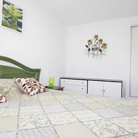 R-1935 Pool And Garden טורבייחה