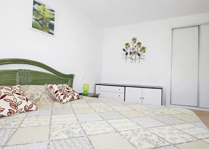 R-1935 Pool And Garden טורבייחה